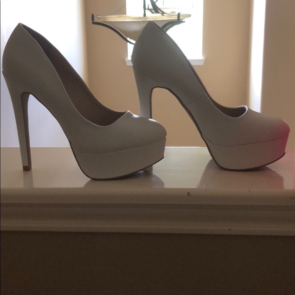 Charlotte Russe white pump